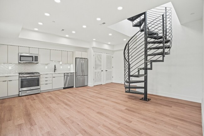 Building Photo - 716 L St SE