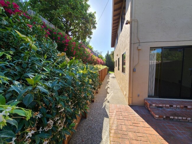 Building Photo - 717 Melissa Ct