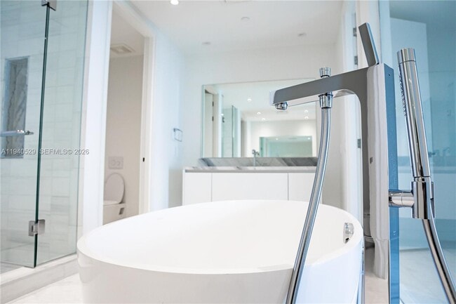 Building Photo - 700 NE 26th Terrace