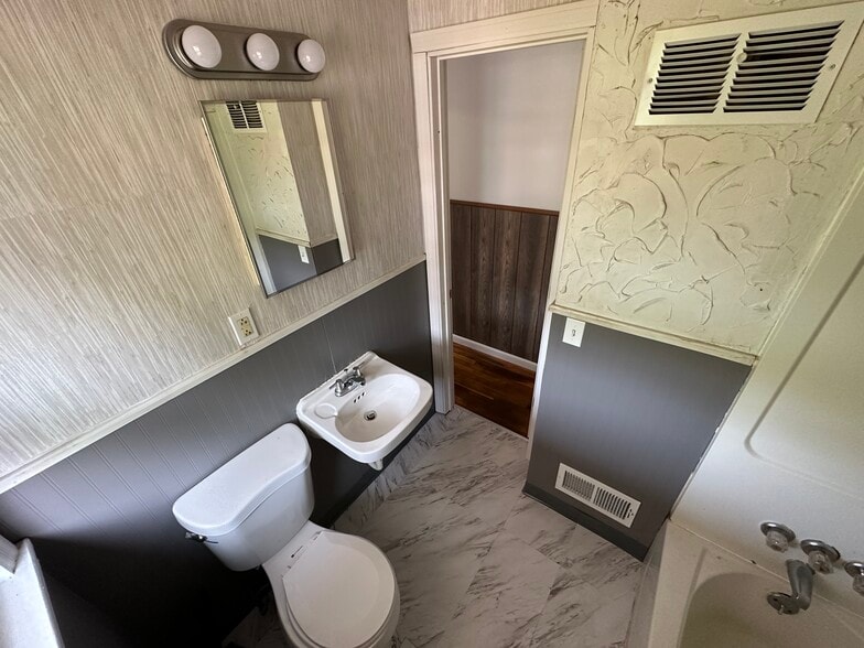 bathroom - 258 Broad St