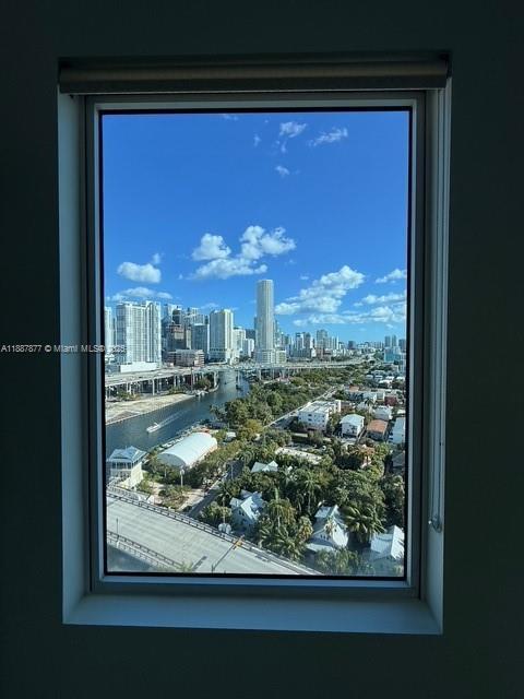 Building Photo - 10 SW South River Dr