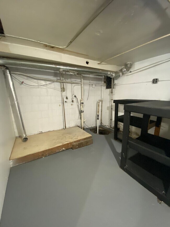 Building Photo - Updated 2 Bedroom 1 Bath