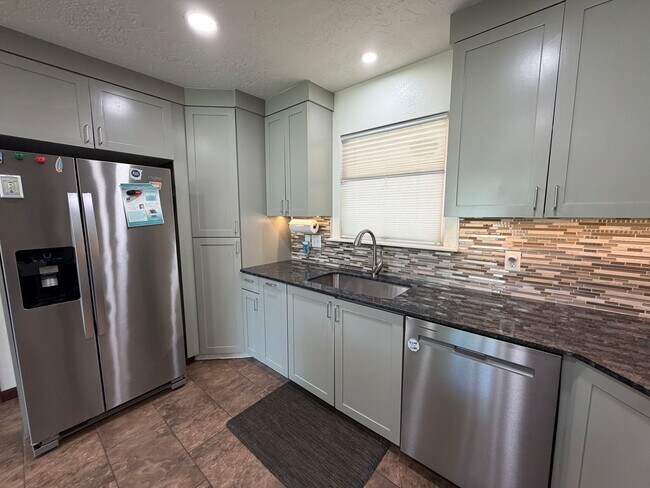 Building Photo - 2517 Chateau Dr