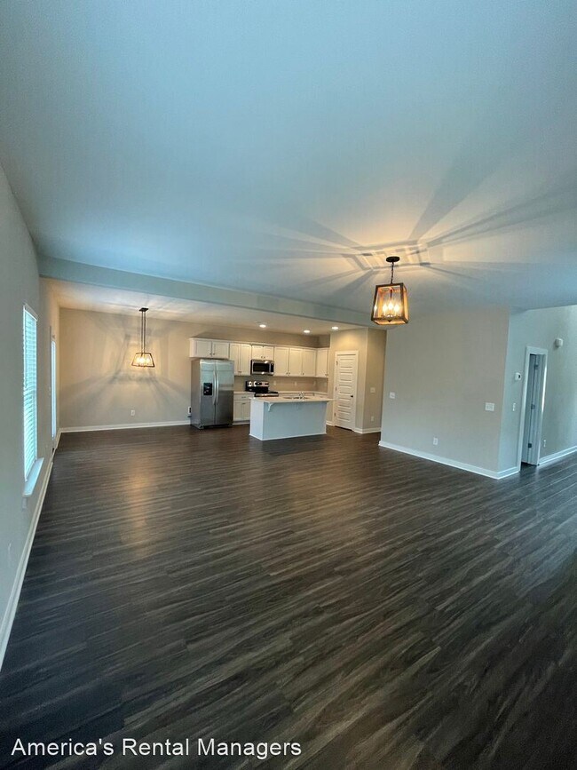 Building Photo - 4 br, 2.5 bath House - 2120 Ellsworth Loop...