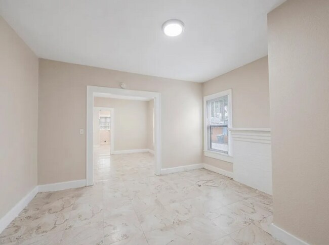 Building Photo - 548 Woodlawn St