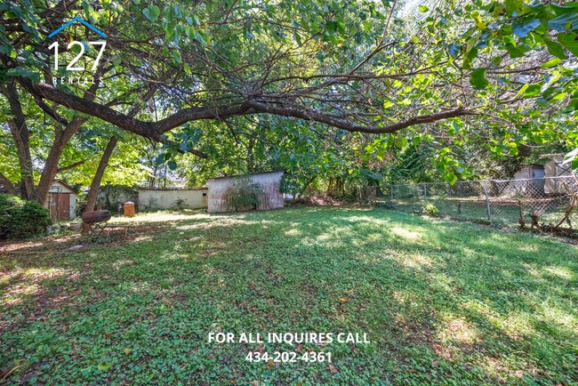Building Photo - Updated 2 BR/1.5 Duplex with large back yard