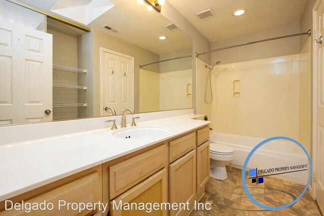 Building Photo - 2 br, 1 bath House - 511 Timbercove #8