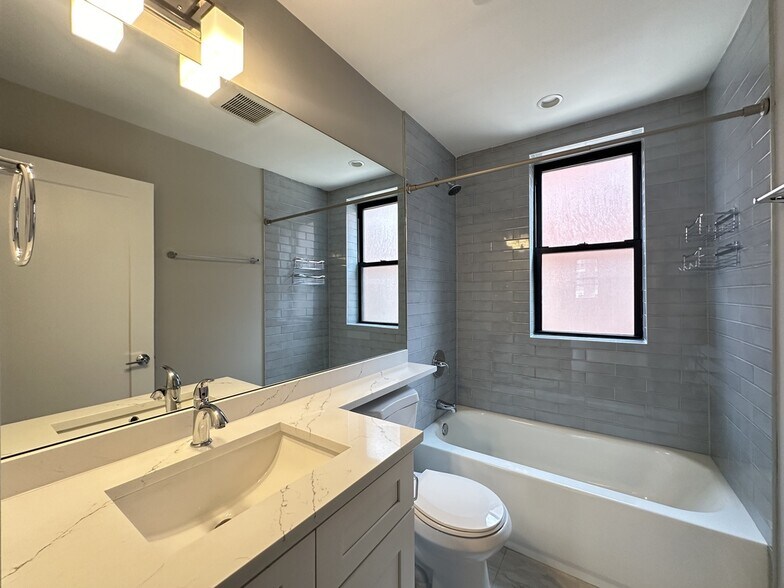 Building Photo - 3943 N Janssen Ave