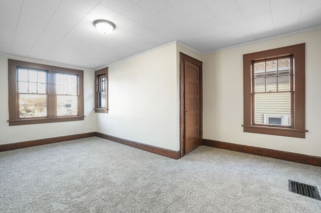 Building Photo - 3 BED 2 FULL BATH W/ OFFICE - AVAILABLE NOW