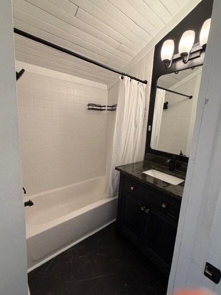 Full bath - 1112 E Duffy St