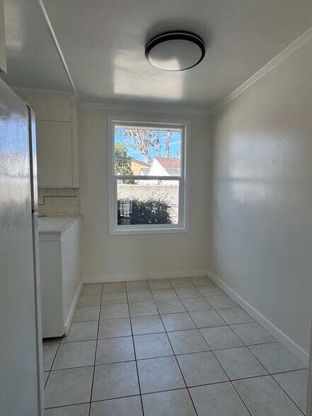 Building Photo - 1005 N Buena Vista St