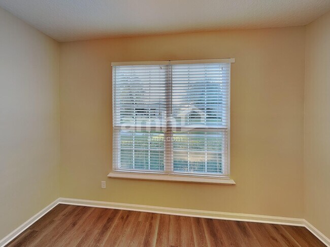 Building Photo - 500 Glendale Ln