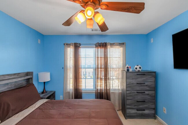 Building Photo - 3863 Pin Oak St