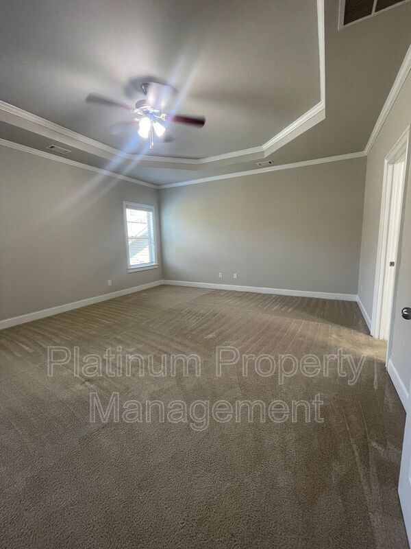 Building Photo - 5180 Mirror Lake Dr