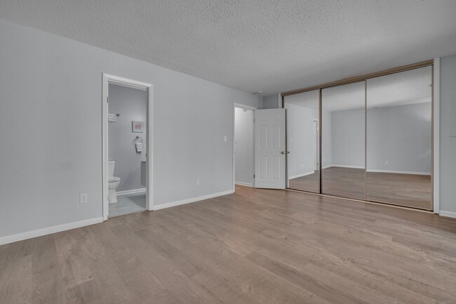 Building Photo - Ready NOW! 1 Block from the Bay! Pet Frien...