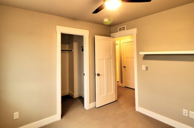 Building Photo - 7440 N Hutch Ln