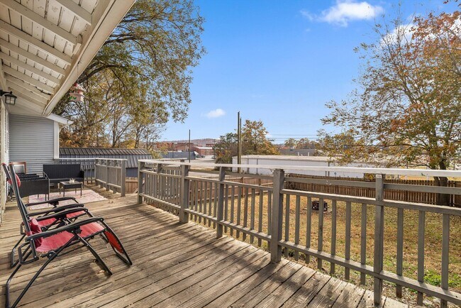 Building Photo - 207 Culberson Ave