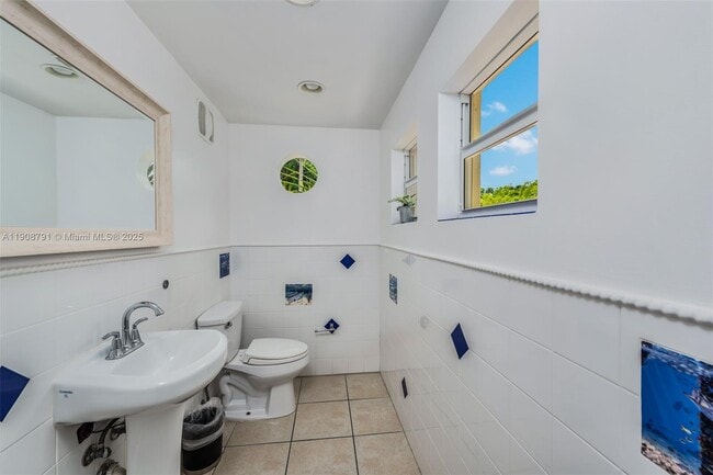 Building Photo - 1051 NE 89th St