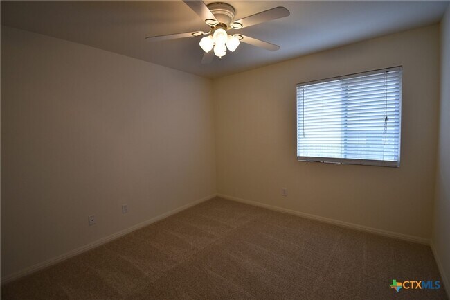 Building Photo - 2215 Dry Creek Dr