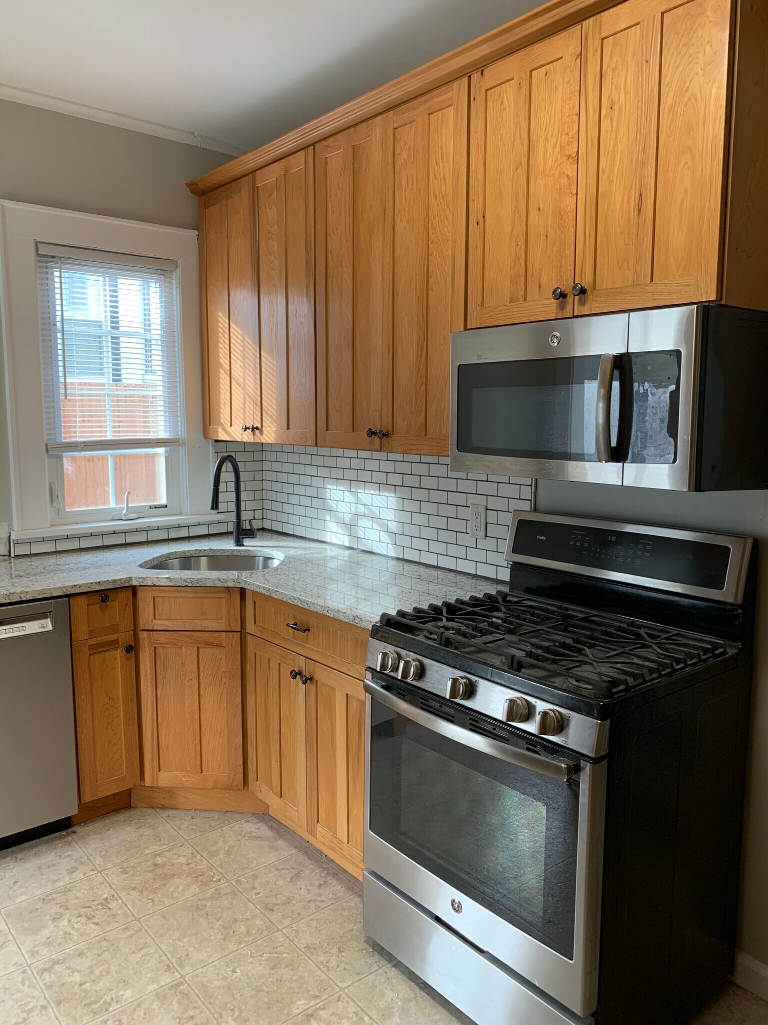Kitchen - 24 Bellevue Place