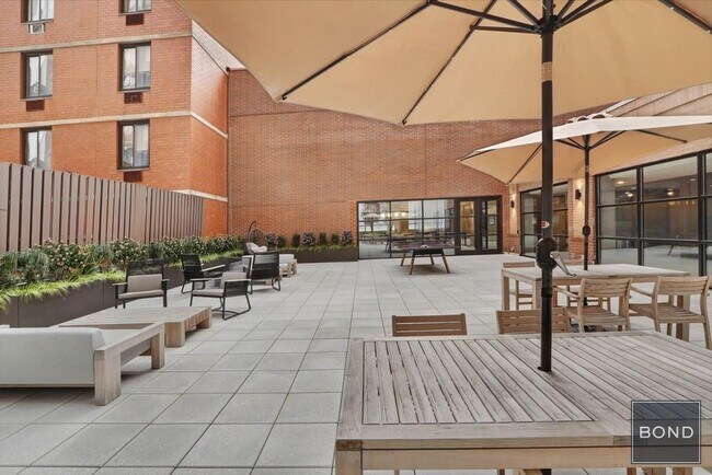 Building Photo - 520 W 43rd St