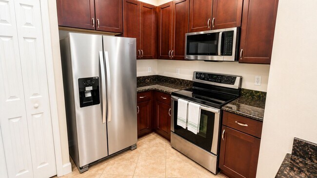 Building Photo - Annual UNFURNISHED 3-bed 2-bath condo in Stonehaven