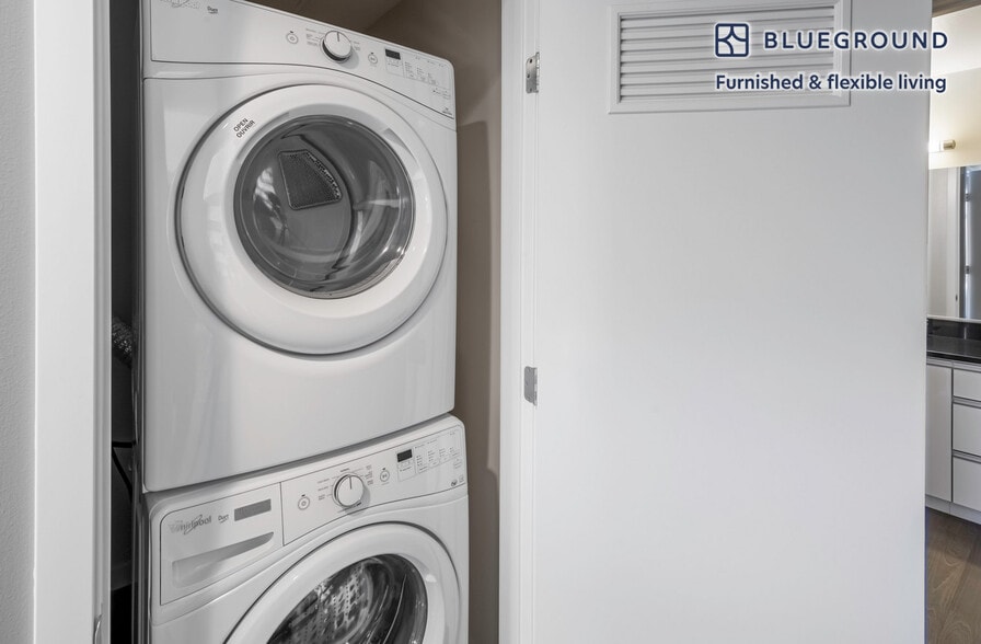 Building Photo - 690 Long Bridge St