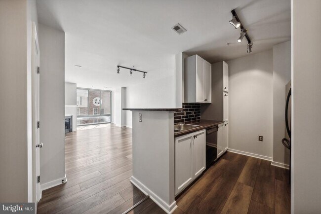 Building Photo - 851 N Glebe Rd