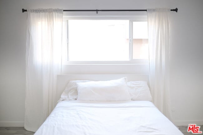 Building Photo - 10823 Camarillo St