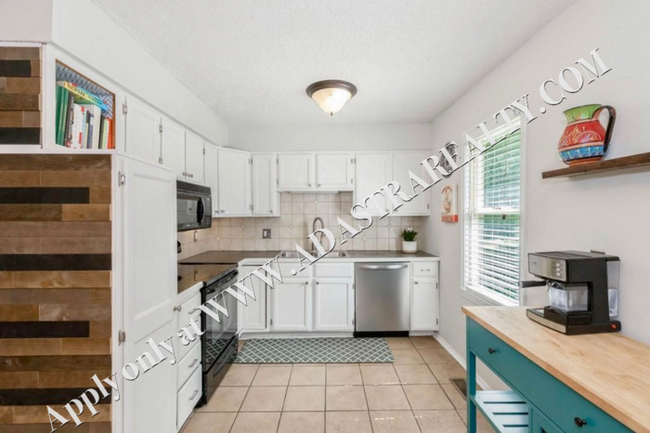 Building Photo - Inviting 3 Bedroom Close to Everything-Ava...