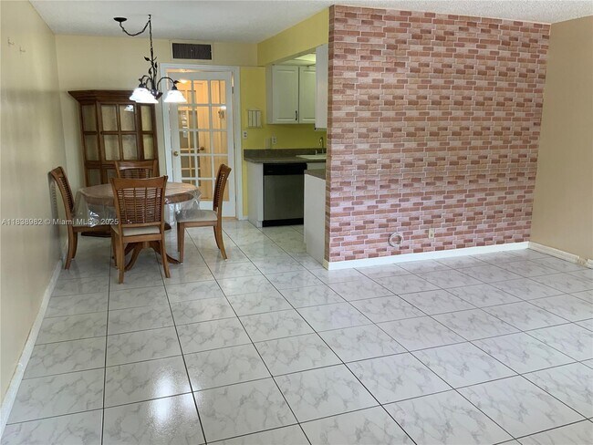 Building Photo - 2405 Antigua Cir