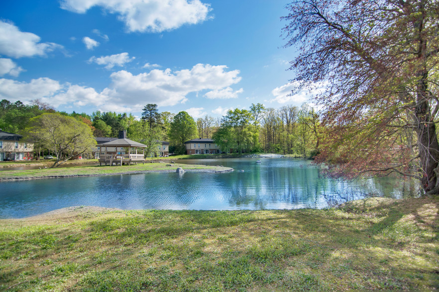 Building Photo - Cloverleaf Lake Townhouse Apartments