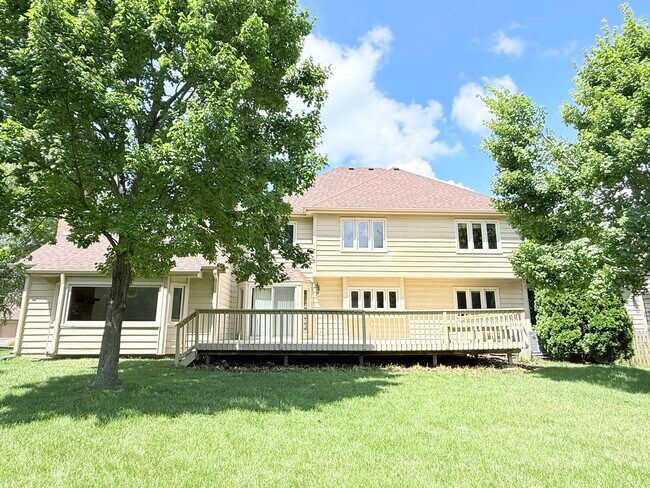 Building Photo - 2318 River Woods Dr