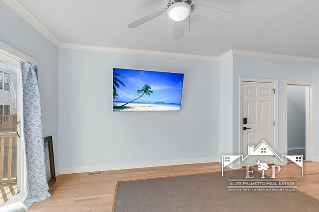 Building Photo - Charming Townhouse Near the Heart of Charleston – Comfort & Convenience in One!