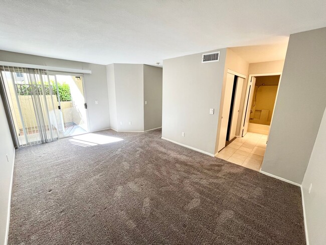 Building Photo - Beautiful 3B 2BA Condo in Eastlake w/ AC a...