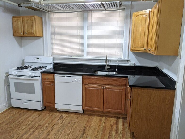 Building Photo - 1452 Oak Ave