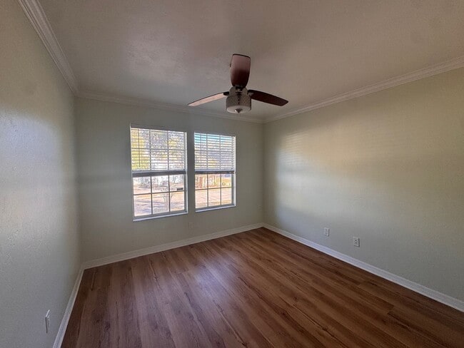 Building Photo - Spacious 2-bedroom, 1.5-bath end-unit townhouse in Carriage House
