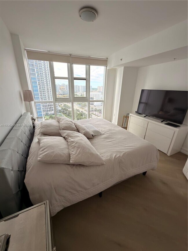 Building Photo - 18201 Collins Ave