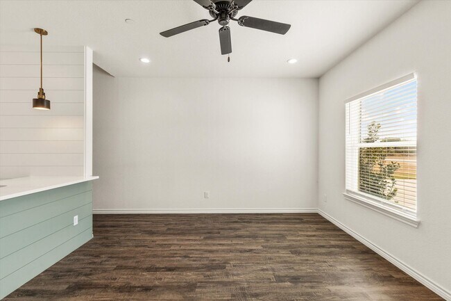 Building Photo - 1402 Courtney Pl