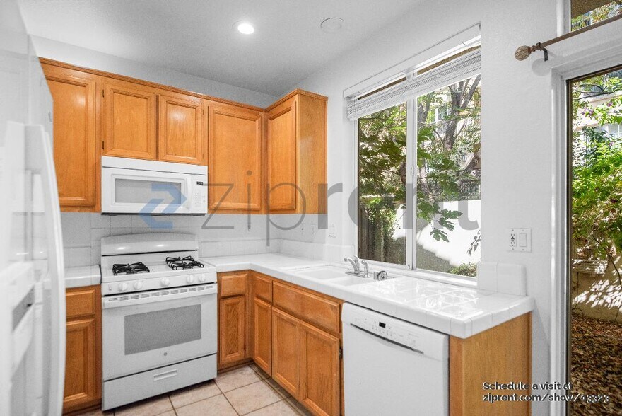 Building Photo - 343 Oleander Dr