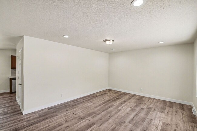 Building Photo - Students Welcome!! Updated 6 Bedroom, close to campus!! Flexible Move In Date (May, June, July or...