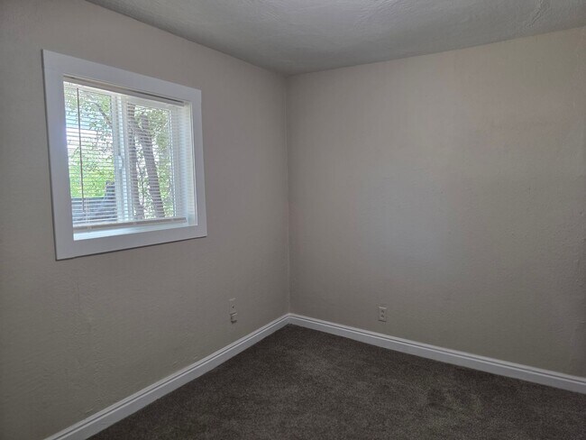 Building Photo - SPACIOUS, BRIGHT 2 BEDROOM - LARGE YARD