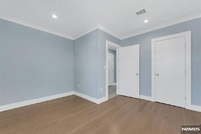 Building Photo - Renovated Modern 2 Bedroom -  No Fee