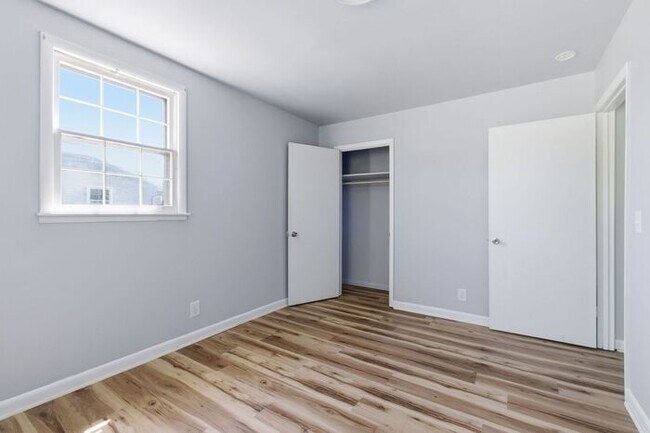 Building Photo - Prime Bellevue Location! 3-Bed Townhouse with 1.5 Baths