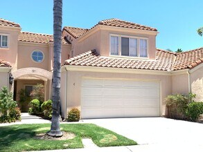 Building Photo - Eastlake : 2 bed, 2.5 bath vaulted ceiling...