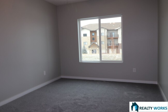 Building Photo - Charming 4-Bed 2.5-Bath Townhome