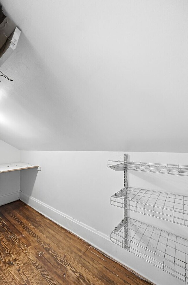 Building Photo - Three Bedroom Home in Hamilton!