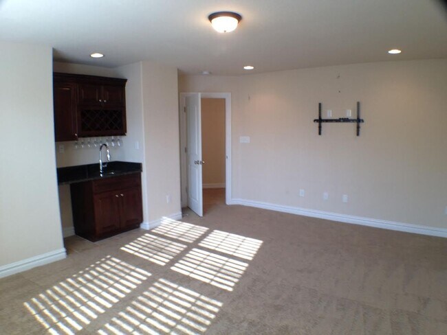 Building Photo - Spacious 4-bedroom, 3-bathroom home in Che...