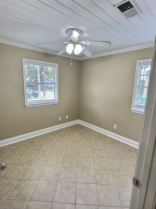 Building Photo - 3 Bedroom home located in the Golf Cart Di...