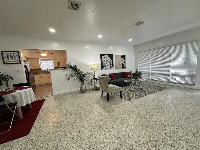 Building Photo - 950 E Dayton Cir